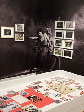 Die Fußball- und Ballettfotos werden größtenteils zum ersten Mal in einer Ausstellung präsentiert.